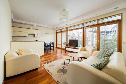 Arkadia Urban Stay Apartment by BookingHost