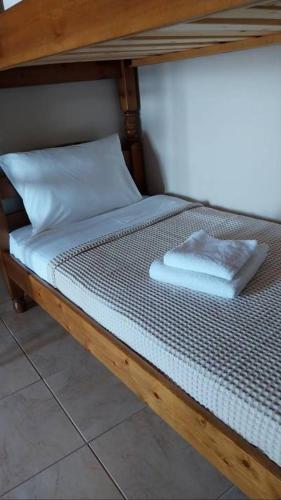a bunk bed with two white towels on it at Atrapos in Karpenision