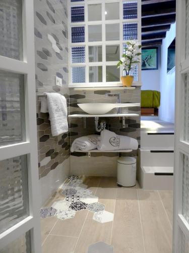 a bathroom with a sink and a toilet in it at Casa Hermes in Villajoyosa