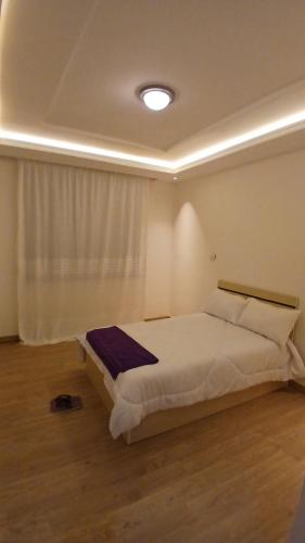 Postel nebo postele na pokoji v ubytování comfortable and near to airport