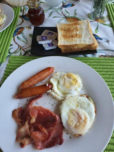 RichmondにあるMulberry Laneの朝食用の食品(卵ベーコン、トースト付)