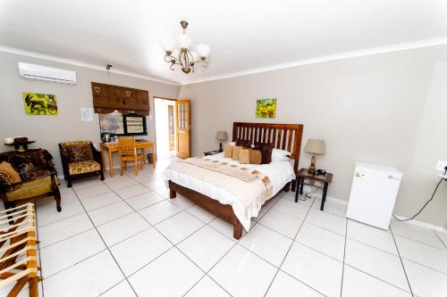 Ένα ή περισσότερα κρεβάτια σε δωμάτιο στο The Olive Tree Guest House