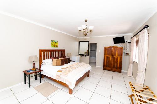 Ένα ή περισσότερα κρεβάτια σε δωμάτιο στο The Olive Tree Guest House