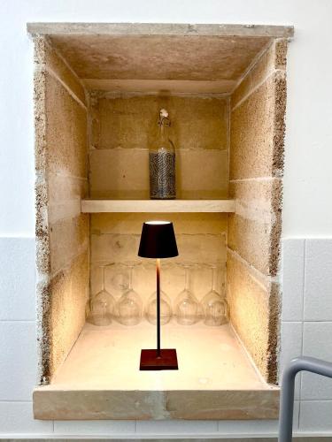 a lamp sitting on a shelf in a wall at Casa Carulì in Cerfignano