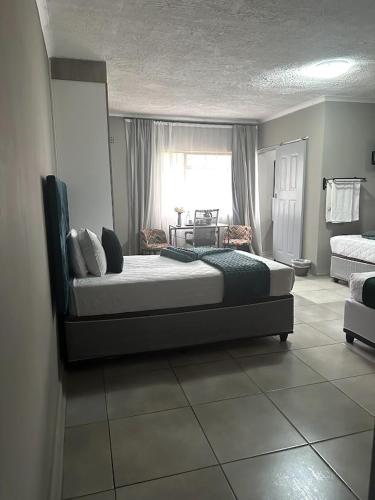 Ένα ή περισσότερα κρεβάτια σε δωμάτιο στο Tranquil Retreat Guest House