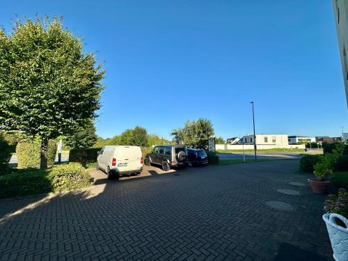 two cars are parked in a parking lot at Hotel Landhaus Milser in Duisburg