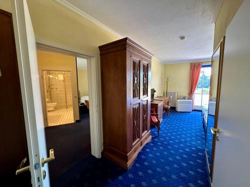 a hallway of a hotel room with a bedroom at Hotel Landhaus Milser in Duisburg
