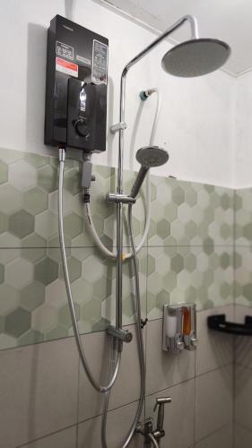 e bagno con doccia e soffione. di BELLa HOMESTAY KUALA SELANGOR a Kuala Selangor