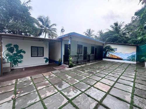 a house with a mural on the side of it at Sadafuli Guest House Assagao in Assagao