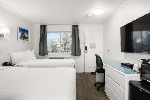 Katil atau katil-katil dalam bilik di SureStay Hotel by Best Western Rossland Red Mountain