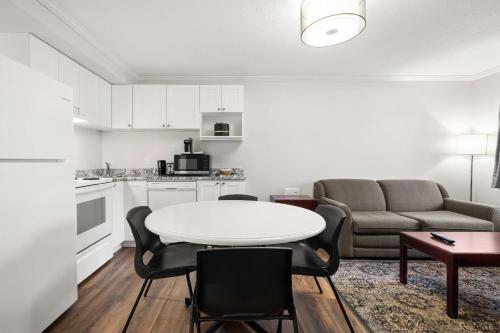 Dapur atau dapur kecil di SureStay Hotel by Best Western Rossland Red Mountain