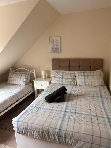 En eller flere senge i et værelse på Rose Cottage