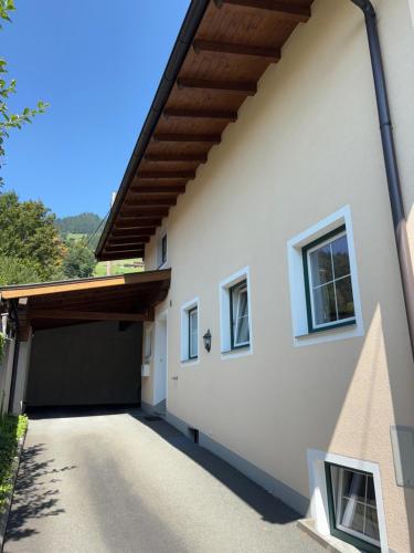 El edificio en el que está la casa vacacional