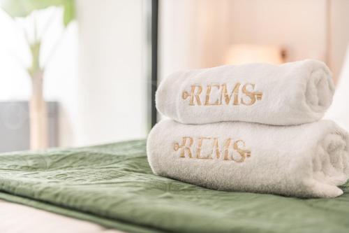 Stylish stay with terrace, pool and parking REMS