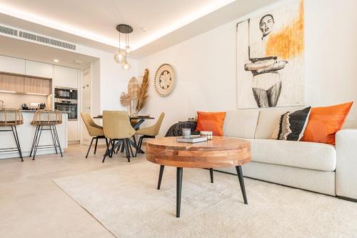 Stylish stay with terrace, pool and parking REMS
