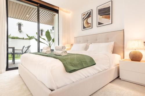 Stylish stay with terrace, pool and parking REMS