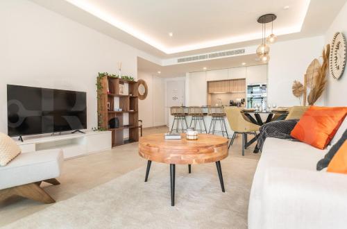 Stylish stay with terrace, pool and parking REMS