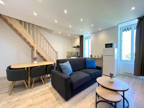 a living room with a couch and a table at Duplex urbain proche centre-ville de Lyon in Lyon