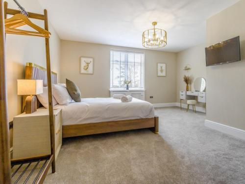 a bedroom with a large bed and a mirror at 7 Bed in Whitchurch 95835 in Prees