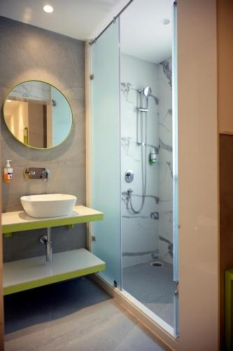 Ένα μπάνιο στο Hotel Le Roi Express Karol Bagh