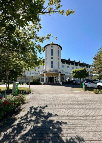 a large white building with a lot of windows at Hotel Landhaus Milser in Duisburg