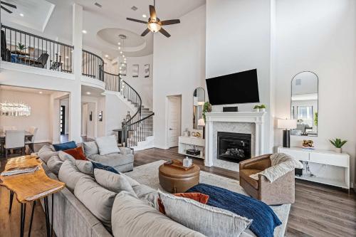 un soggiorno con divano e camino di Stunning Austin Home with Office and Yard ad Austin