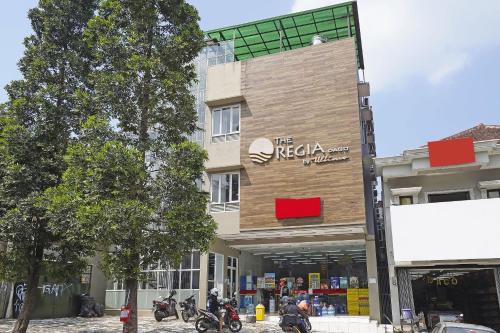 a building with motorcycles parked in front of it at OYO 94729 Regia Dago in Bandung