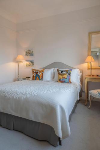 Letto o letti in una camera di Hotel le Beauvallon - Gulf of Saint Tropez