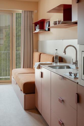 a kitchen with a couch and a sink at Kora Kiliki in Pamplona