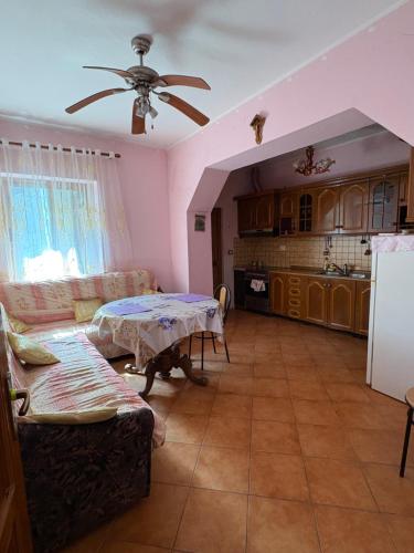 una sala de estar con un sofá y una mesa en House Vata, en Shkodër