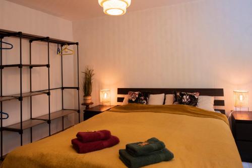 a bedroom with a large bed with red towels on it at Schnuckenstube Souterrain im Grünen in Schneverdingen