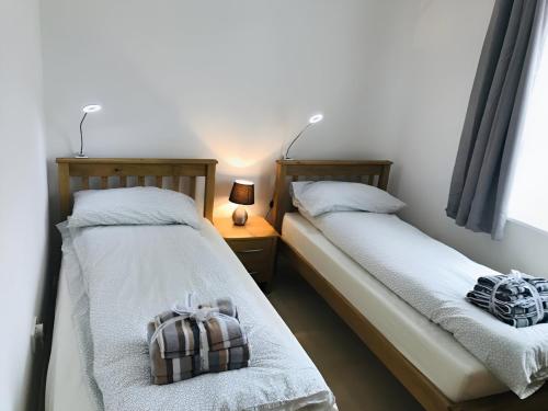 Ένα ή περισσότερα κρεβάτια σε δωμάτιο στο Spacious 2-Bed Flat in CB2