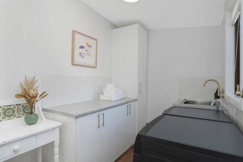 Dapur atau dapur kecil di Lava House WIFI central heating cooling CBD