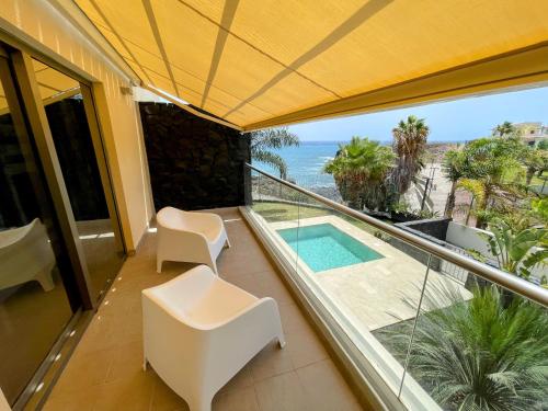 Πισίνα στο ή κοντά στο Luxury Oceanview Villa de Nava with heated private pool