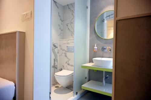 Ένα μπάνιο στο Hotel Le Roi Express Karol Bagh