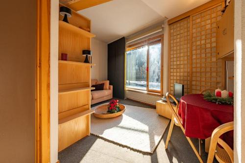 a living room with a table and a window at G3 appartamento 21 Pila- Gressan in Pila
