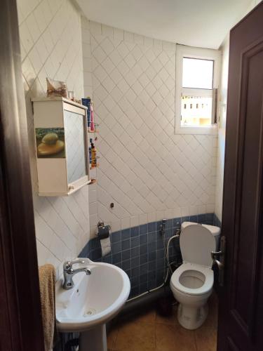 a bathroom with a toilet and a sink at Appartement high standing piscine jardin mer proche Mohammedia in Figuiq