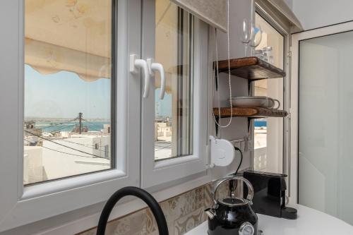 ventana de cocina con vistas al océano en Maroussa's in Town with Sea view, en Naxos Chora