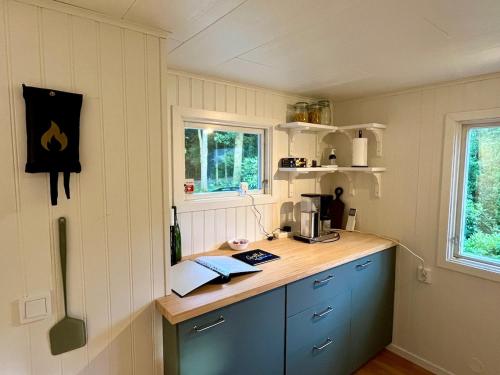 Una cocina o zona de cocina en Mysig skogsstuga mitt i naturen