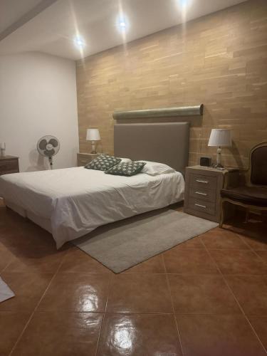 een slaapkamer met een bed, een bureau en een stoel bij Beautiful duplex with sea view in Vila Praia de Âncora