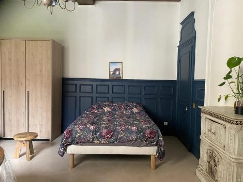 a bedroom with a bed and a wooden cabinet at Appartement confortable aux Andelys - 90 m² avec parking in Les Andelys