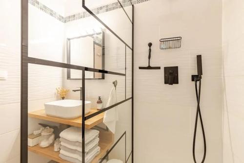un bagno con doccia e lavandino di Maison avec jardin privé à Plaisance-du-Touch a Plaisance-du-Touch