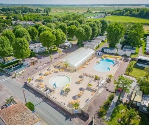 Bazén v ubytování Bungalow confortable près de Saint-Augustin avec piscine nebo v jeho okolí