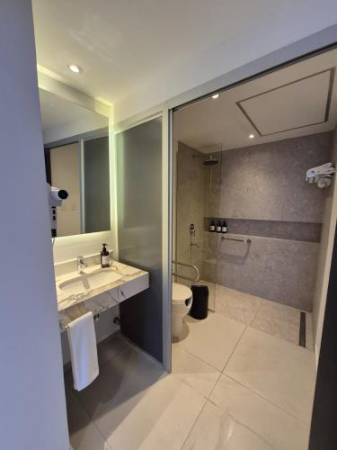 Un baño de Divina Tower Apart Hotel
