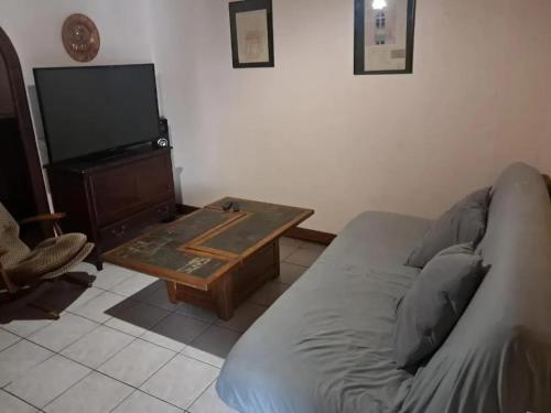 un salon avec un canapé et une table basse dans l'établissement Maison familiale à Maillé avec vélos, à Maillé