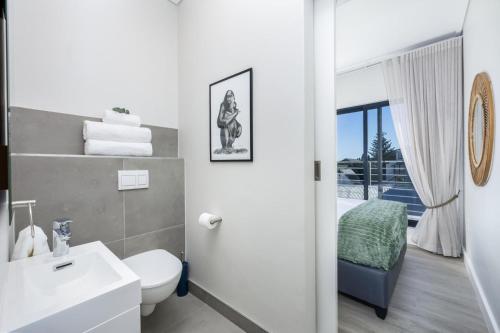 Koupelna v ubytování Esplanade Hermanus Central Sea Views