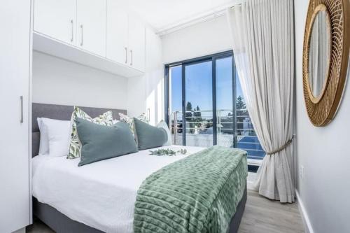 Postel nebo postele na pokoji v ubytování Esplanade Hermanus Central Sea Views