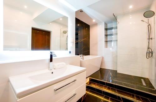 Ένα μπάνιο στο Slavia by Baltic Home
