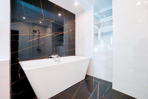 Ένα μπάνιο στο Slavia by Baltic Home