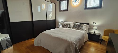 a bedroom with a bed and a mirror at Giardino Giusti House & Court in Verona